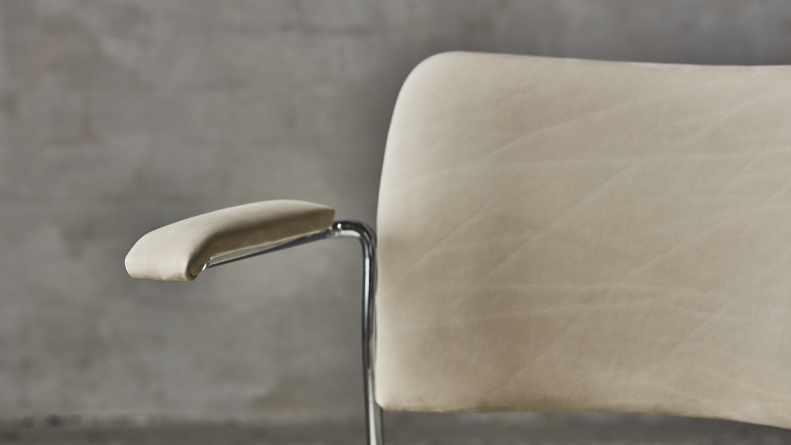 A closeup picture of an armrest of the leather-upholstered 40/4 swivel chair