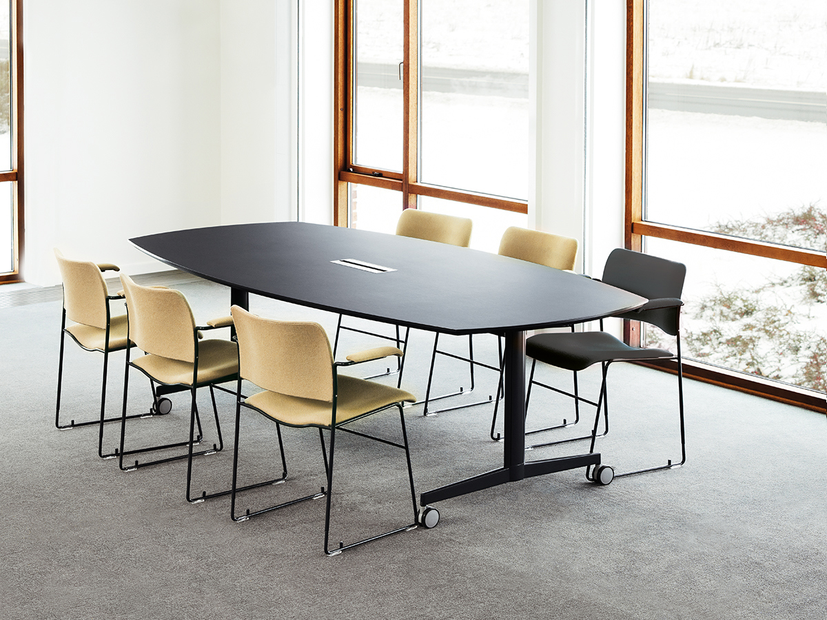 An installation image with a black Moveo table and 40/4 chairs
