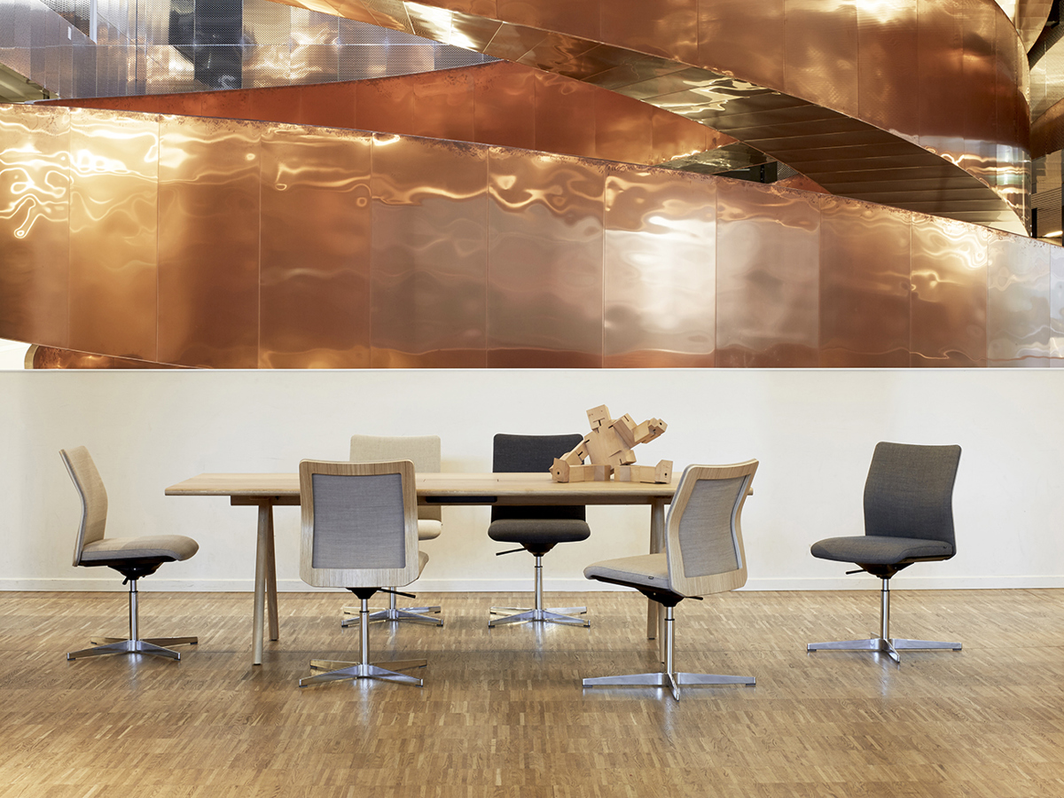 An installation image with MN1 chairs and a wooden table